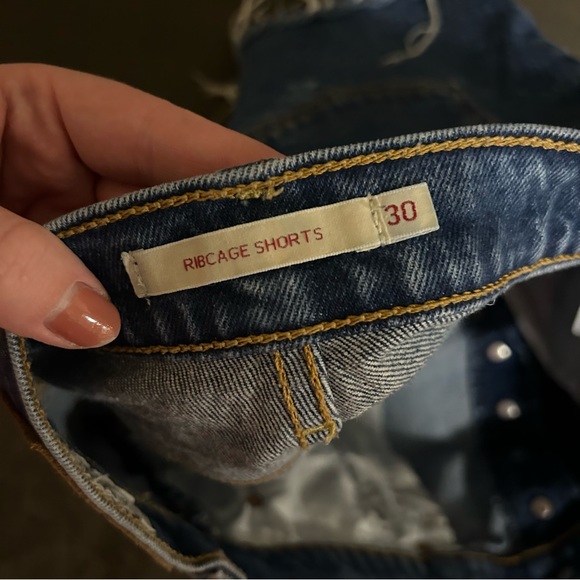 Levi’s Ribcage Shorts - Picture 3 of 3